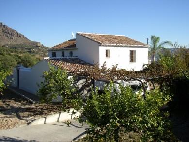 Chalet con 5 dormitorios se vende en Alora