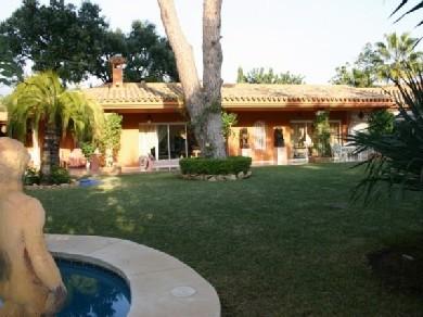 Chalet con 5 dormitorios se vende en Marbella, Costa del Sol