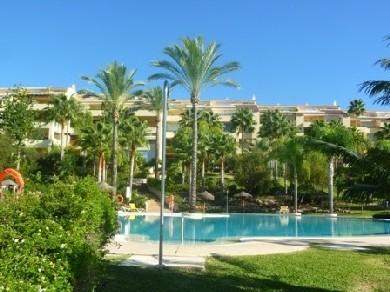 Apartamento con 3 dormitorios se vende en Marbella, Costa del Sol