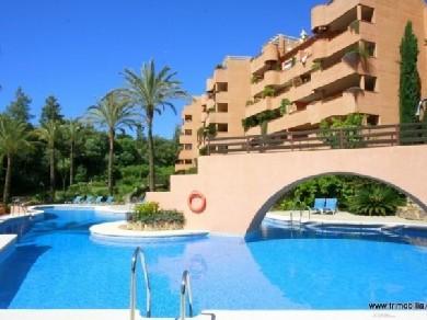 Apartamento con 2 dormitorios se vende en Marbella, Costa del Sol