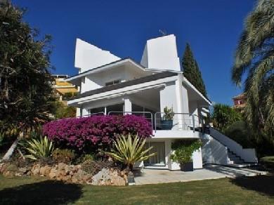 Chalet con 3 dormitorios se vende en Marbella, Costa del Sol