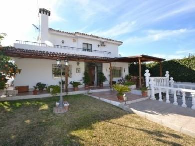 Chalet con 4 dormitorios se vende en Marbella, Costa del Sol