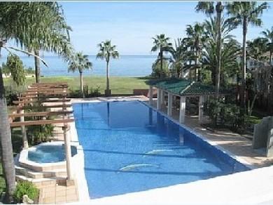 Chalet con 5 dormitorios se vende en Estepona, Costa del Sol