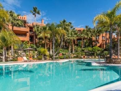 Apartamento con 3 dormitorios se vende en Marbella, Costa del Sol