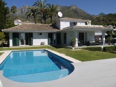 Chalet con 6 dormitorios se vende en Marbella, Costa del Sol