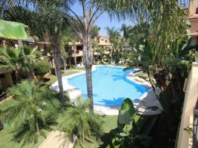 Apartamento con 2 dormitorios se vende en Marbella, Costa del Sol