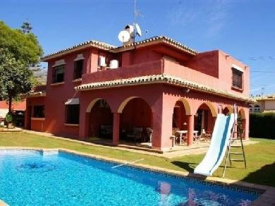 Chalet con 3 dormitorios se vende en Marbella, Costa del Sol