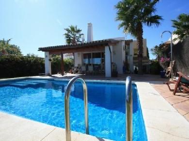 Chalet con 4 dormitorios se vende en Marbella, Costa del Sol