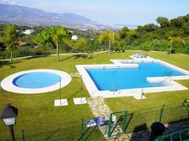 Apartamento con 2 dormitorios se vende en Marbella, Costa del Sol