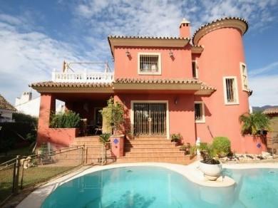 Chalet con 3 dormitorios se vende en Marbella, Costa del Sol