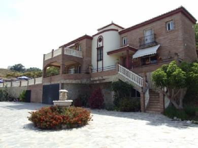 Chalet con 4 dormitorios se vende en Nerja, Costa del Sol, Axarquia