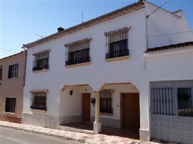 Chalet con 5 dormitorios se vende en Humilladero