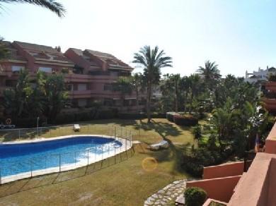 Apartamento con 2 dormitorios se vende en Marbella, Costa del Sol