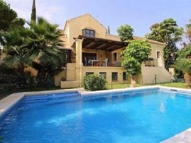 Chalet con 4 dormitorios se vende en Marbella, Costa del Sol