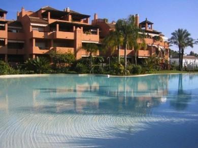 Apartamento con 2 dormitorios se vende en Estepona, Costa del Sol