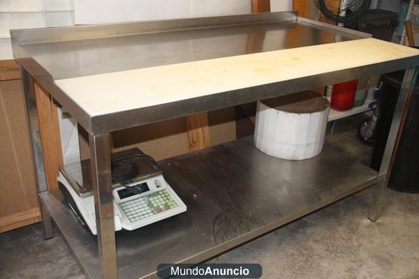 Vendo Mesa de acero inoxidable, con plataforma baja y bancada de mármol.