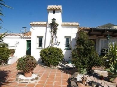 Chalet con 2 dormitorios se vende en Velez-Malaga, Axarquia