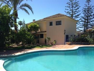 Chalet con 5 dormitorios se vende en Marbella, Costa del Sol