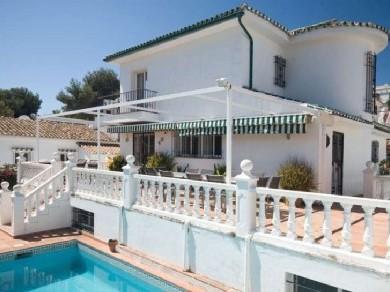 Chalet con 5 dormitorios se vende en Marbella, Costa del Sol