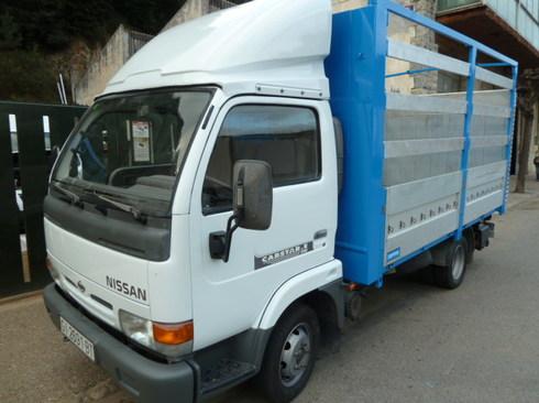 Nissan Cabstar CAJA FRUTERA CON PUERTA ELEVADORA TRASERA.MEDIDAs interiores utiles:l-3.65 x anch-1,90M x alt-1,90M.