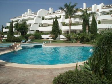 Apartamento con 3 dormitorios se vende en Marbella, Costa del Sol