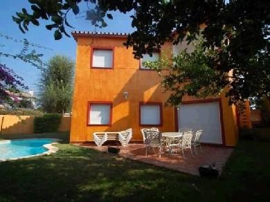 Chalet con 4 dormitorios se vende en Marbella, Costa del Sol