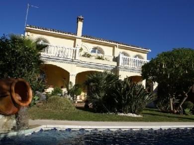 Chalet con 5 dormitorios se vende en Marbella, Costa del Sol