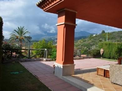 Chalet con 5 dormitorios se vende en Marbella, Costa del Sol