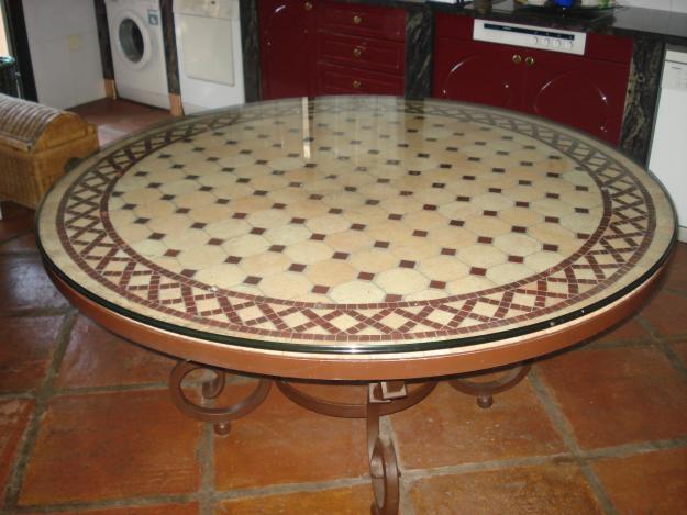 Mesa  con tablero de mosaico y soporte de forja