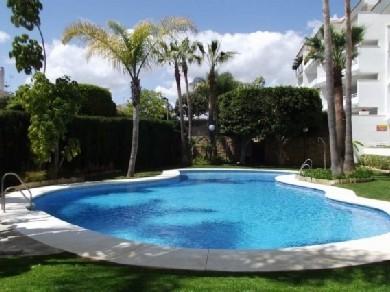 Apartamento con 3 dormitorios se vende en Marbella, Costa del Sol