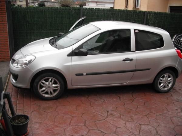 Se vende Renault clio 5.800