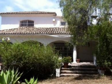 Chalet con 4 dormitorios se vende en Marbella, Costa del Sol