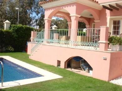 Chalet con 5 dormitorios se vende en Marbella, Costa del Sol