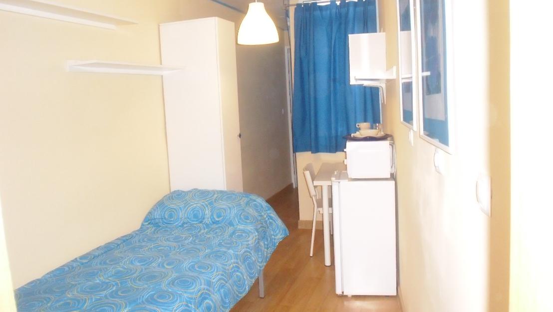 Se alquila habitacion con baño privado en centro de malaga