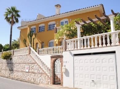 Chalet con 4 dormitorios se vende en Benalmadena Costa, Costa del Sol