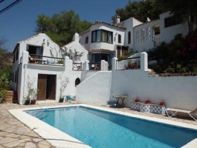 Chalet con 4 dormitorios se vende en Casares Costa, Costa del Sol