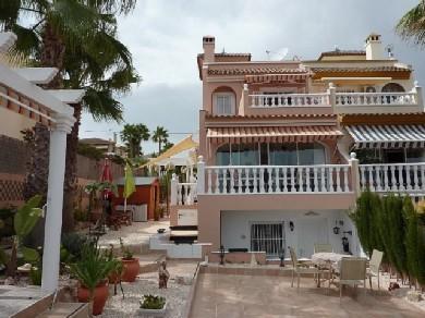 Chalet pareado con 4 dormitorios se vende en Rojales, Vega Baja Torrevieja