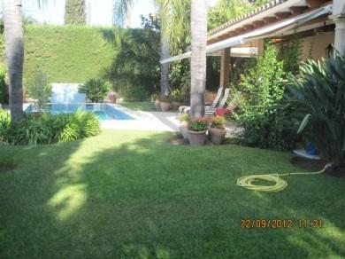 Chalet con 4 dormitorios se vende en Marbella, Costa del Sol