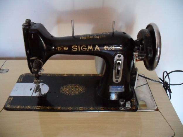 Maquina de coser SIGMA con mueble y motor eléctrico. Funcionando