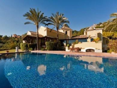 Chalet con 4 dormitorios se vende en Marbella, Costa del Sol