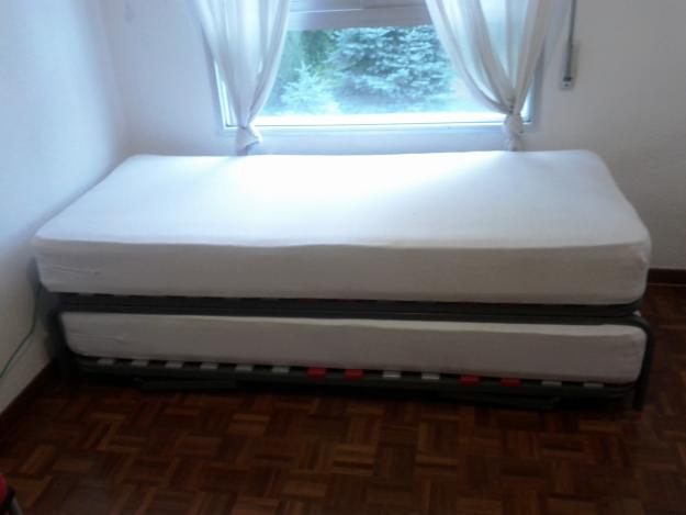 Mesa de comedor, estanterías, cama nido, varios