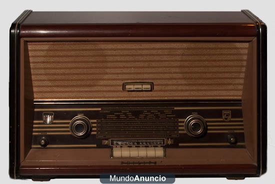 Radio Philips de madera bien conservada