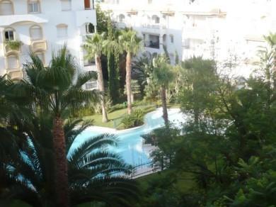 Apartamento con 2 dormitorios se vende en Marbella, Costa del Sol