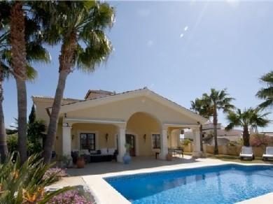 Chalet con 4 dormitorios se vende en Benahavis, Costa del Sol