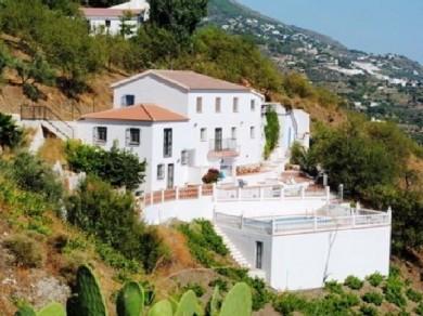 Chalet con 4 dormitorios se vende en Canillas De Albaida, Axarquia