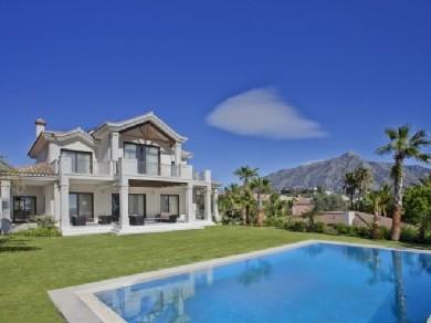 Chalet con 4 dormitorios se vende en Marbella, Costa del Sol