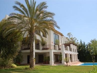 Chalet con 5 dormitorios se vende en Marbella, Costa del Sol