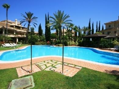 Apartamento con 3 dormitorios se vende en Marbella, Costa del Sol