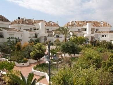 Apartamento con 3 dormitorios se vende en Marbella, Costa del Sol