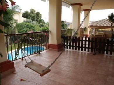 Chalet con 4 dormitorios se vende en Marbella, Costa del Sol